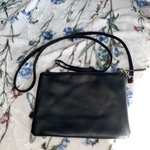 Simple little black crossbody 😌
